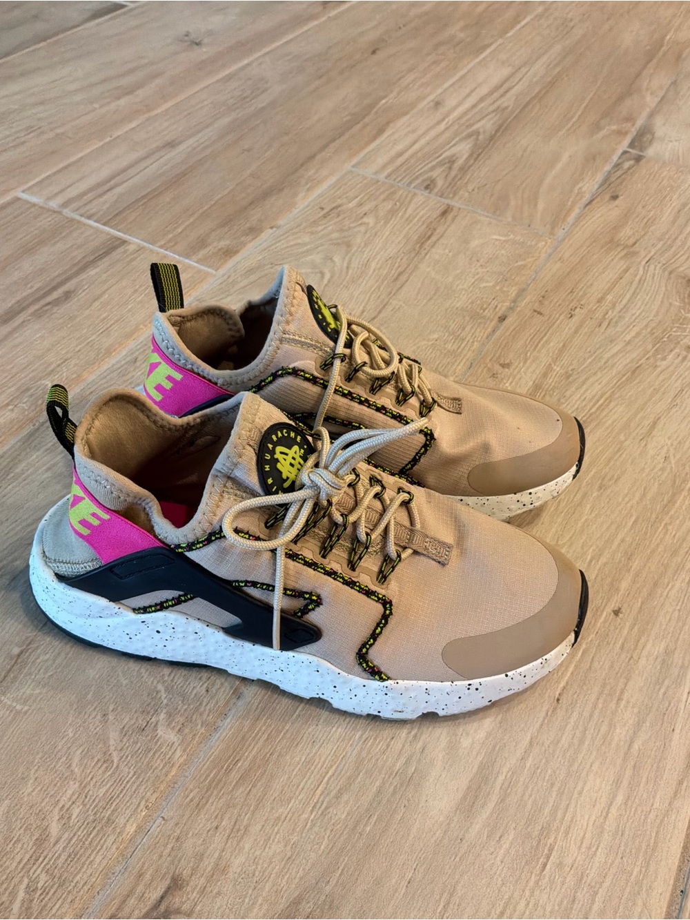 Nike air women’s Tan Sneakers with Pink and Black Accents sz 8.5